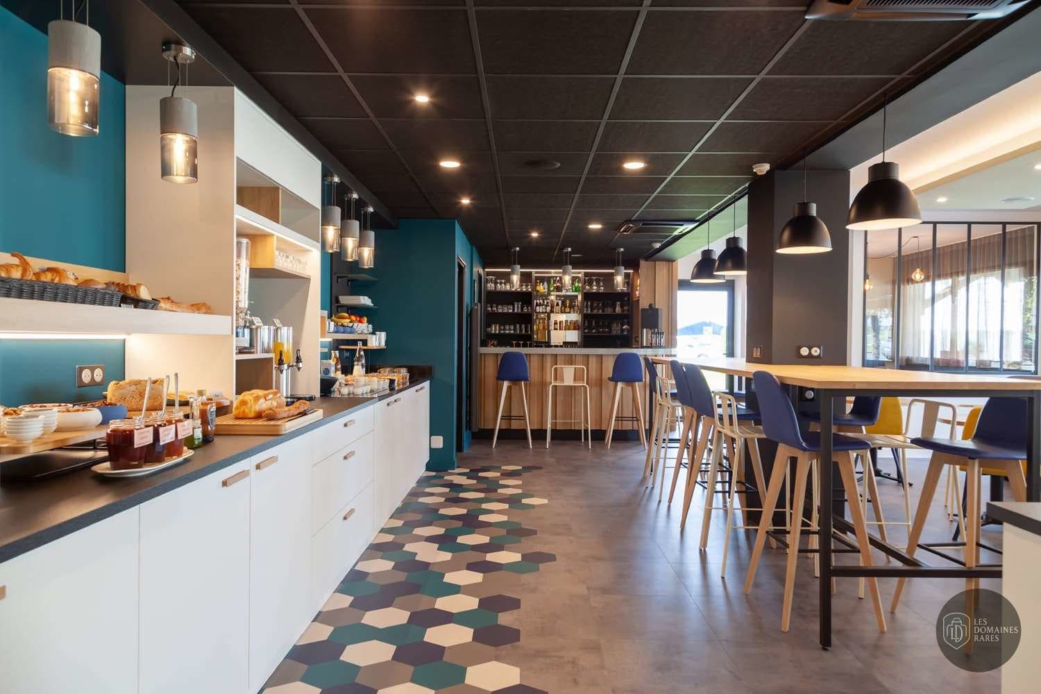 Salle de petit-déjeuner et bar de l'hôtel
