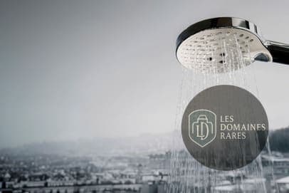 Gros plan pommeau de douche
