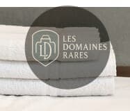 Gros plan pile de serviettes blanches