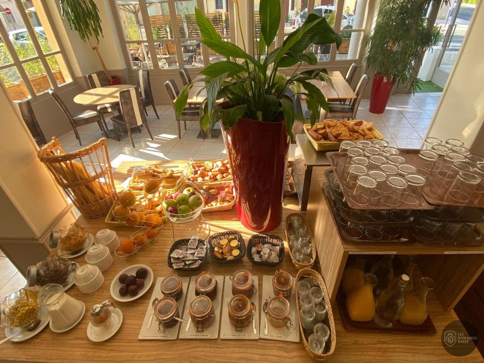 Vue extérieure de l'hôtel Kyriad Orange à Orange en Provence-Alpes-Côte d'Azur