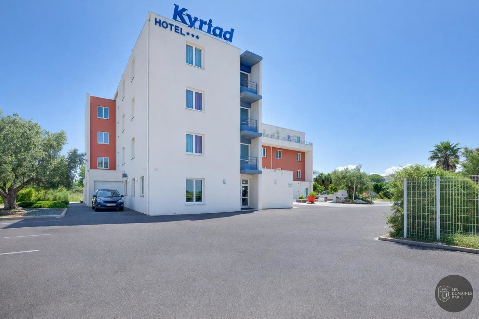 Vue extérieure de l'hôtel Kyriad Perpignan Sud à Perpignan en Occitanie