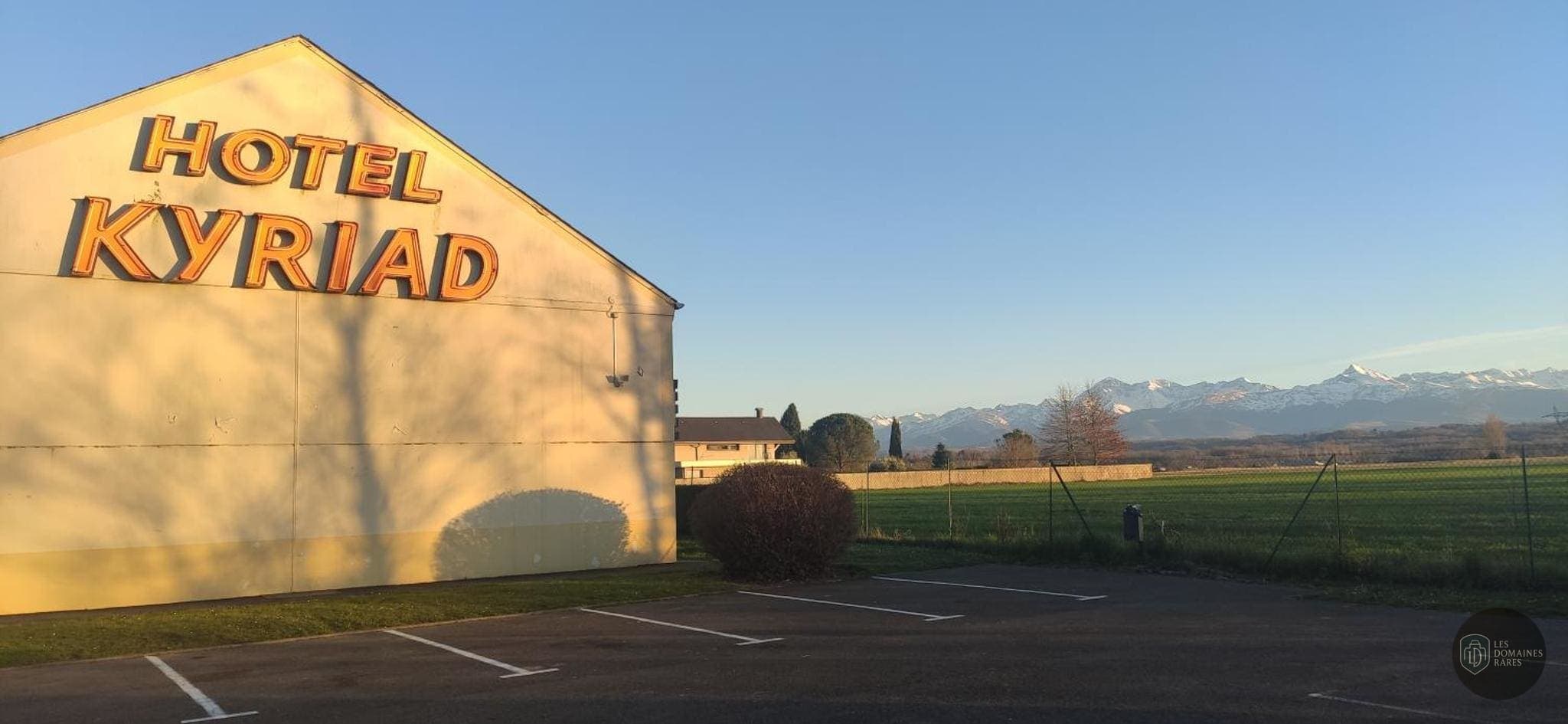 Vue extérieure de l'hôtel Kyriad Tarbes Odos à Odos en Occitanie