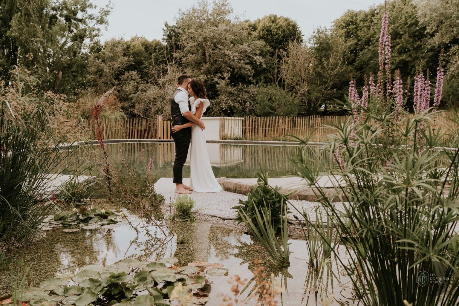 Couple près du bassin extérieur