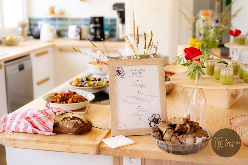 Buffet avec pain, menu et boissons