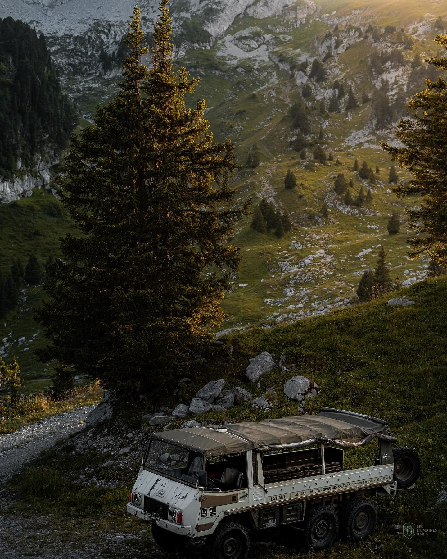 Vue de la montagne et véhicule