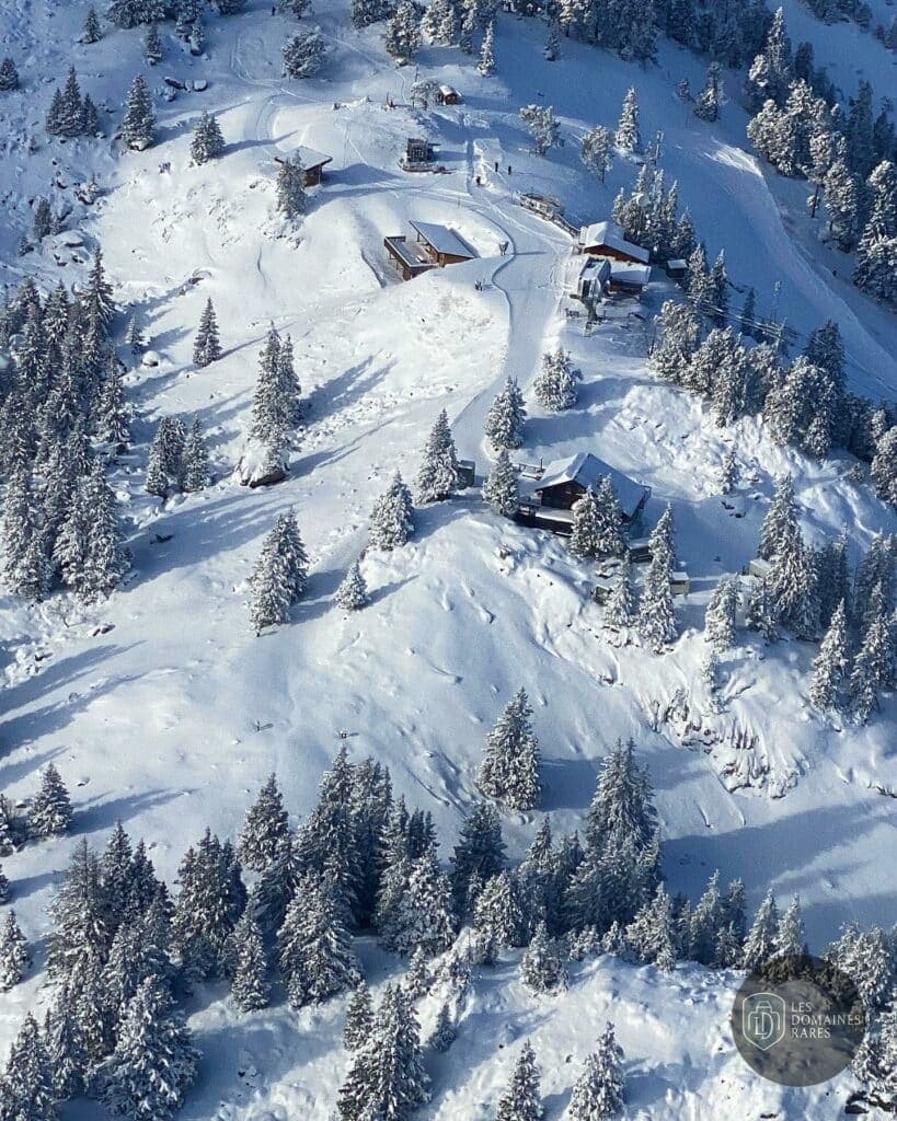 Vue aérienne du chalet enneigé