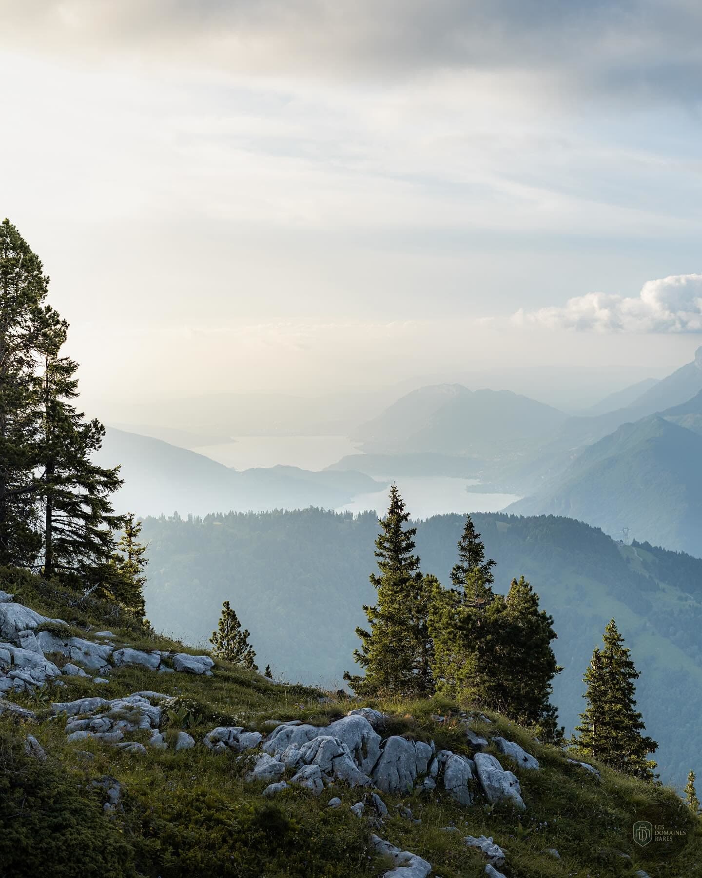 Paysage montagneux avec vue sur le lac