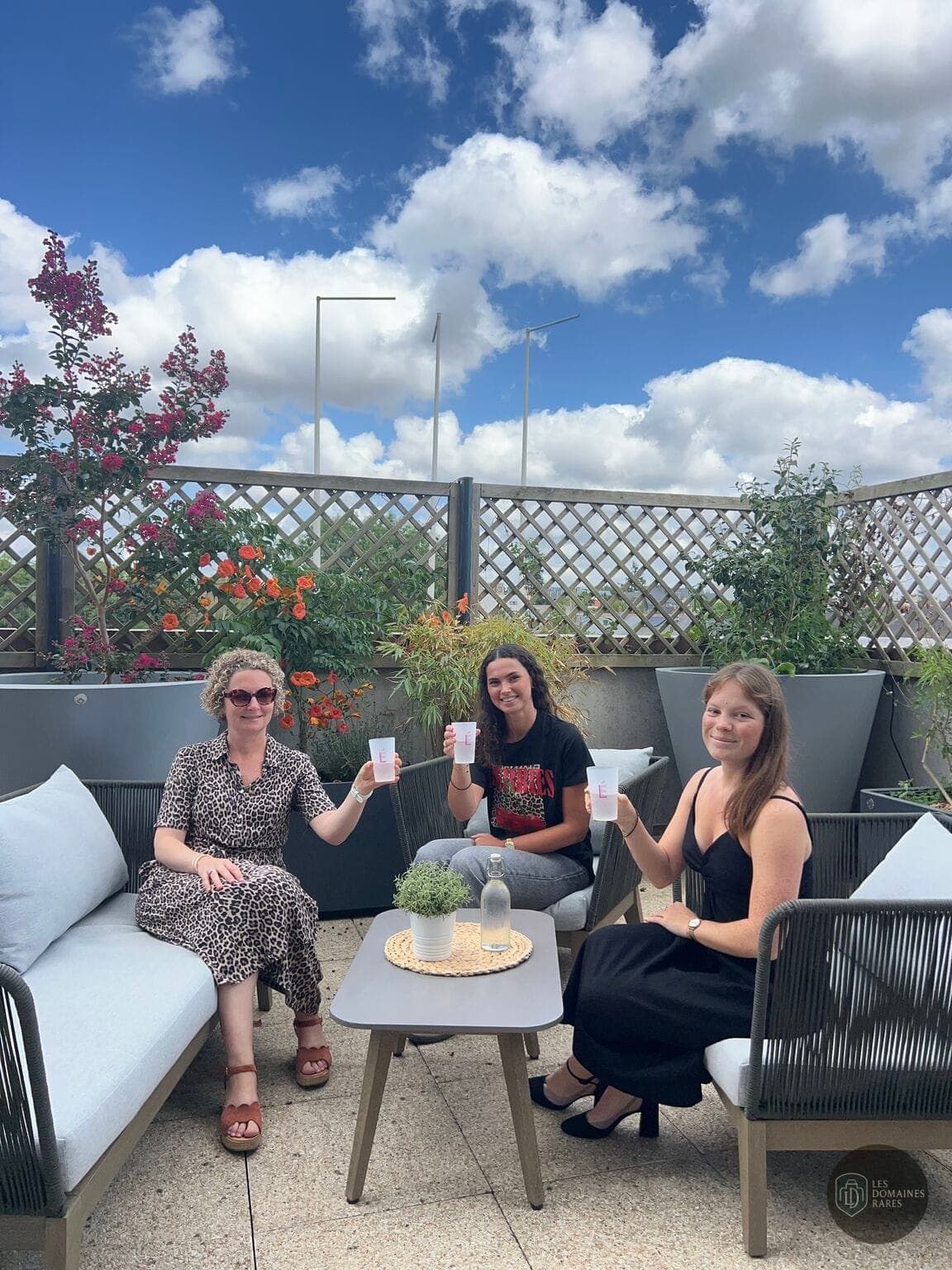 Terrasse extérieure avec participants