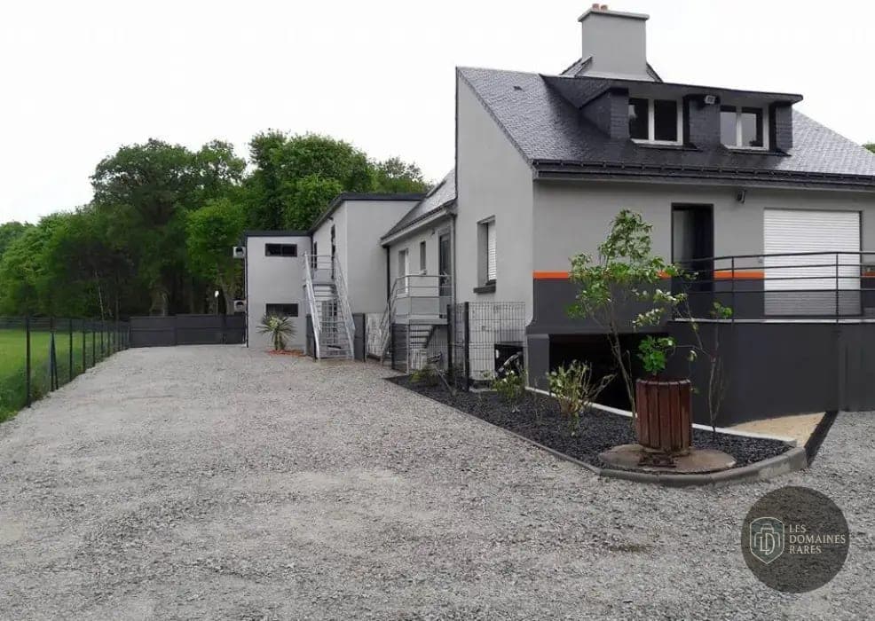 Vue extérieure de l'hôtel L'Aéropiste à Monterblanc en Bretagne