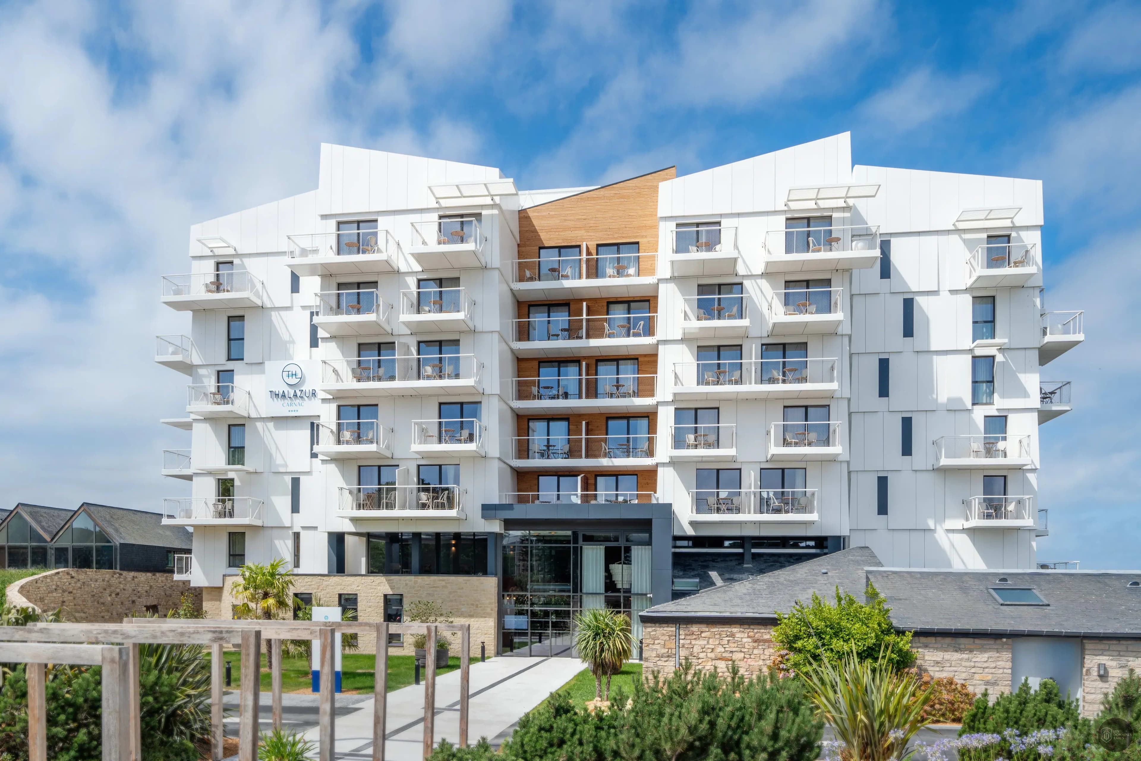 Vue extérieure de l'hôtel L'Aéropiste à Monterblanc en Bretagne