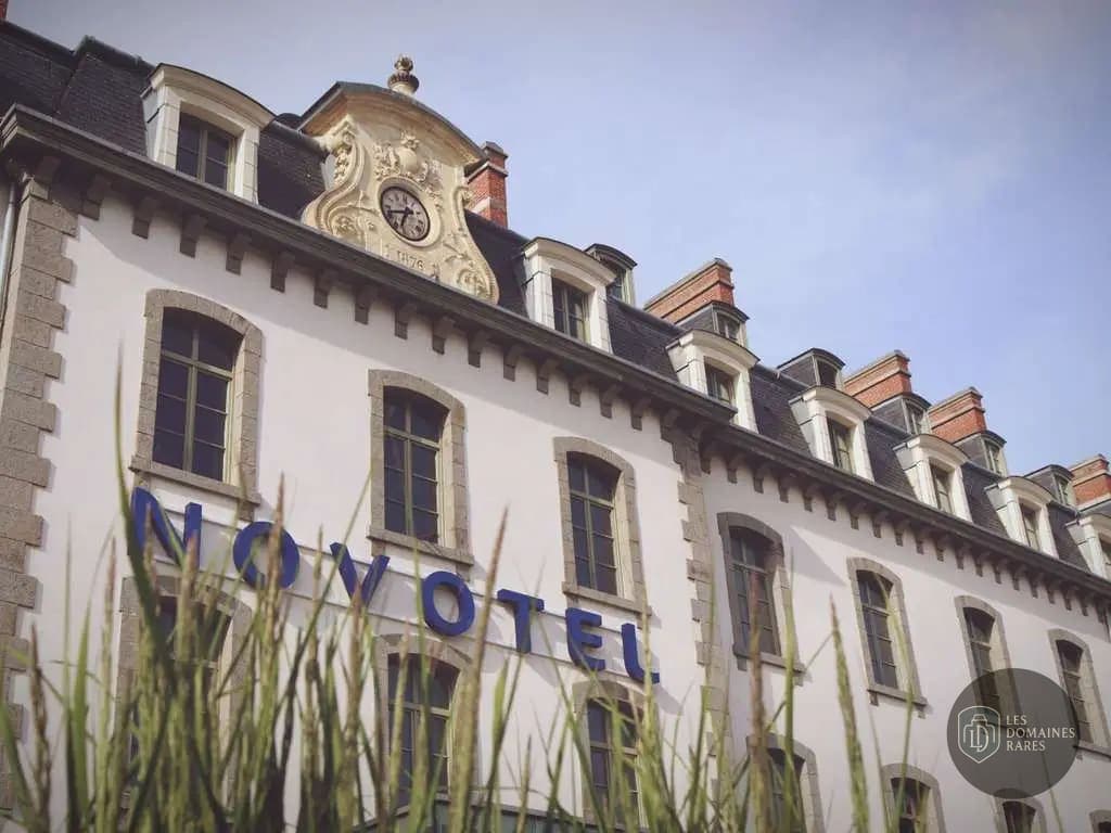 Vue extérieure de l'hôtel L'Aéropiste à Monterblanc en Bretagne