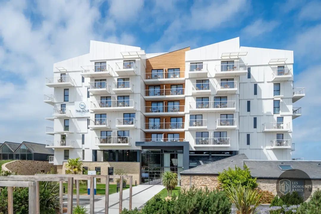 Vue extérieure de l'hôtel L'Aéropiste à Monterblanc en Bretagne