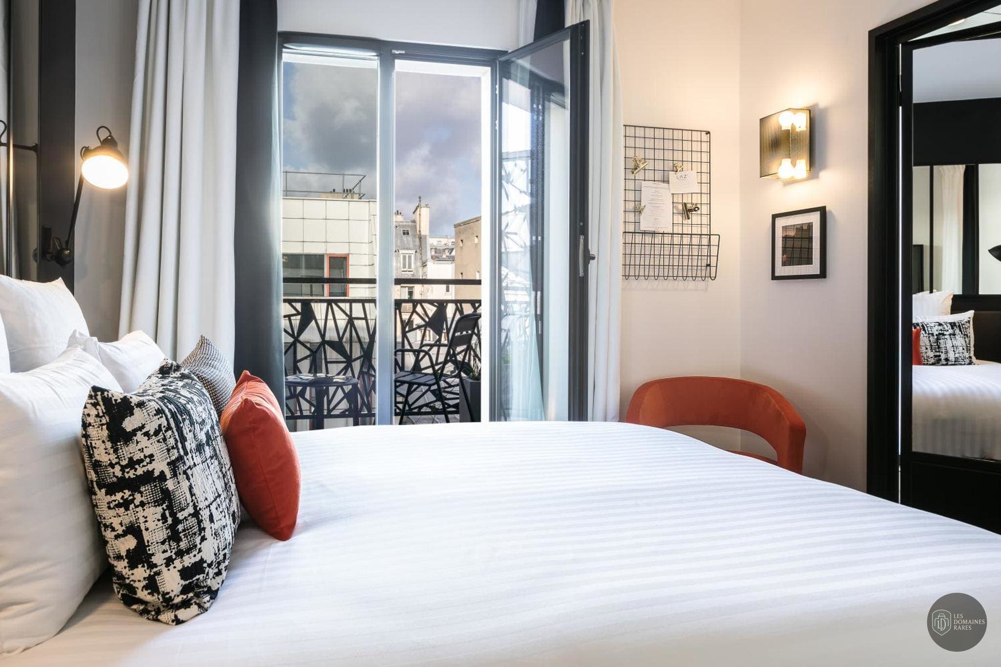 Chambre de l'hôtel LAZ' Hôtel Spa Urbain à Paris en Île-de-France - séminaire paris france coordonnées gps latitude : 48.878696