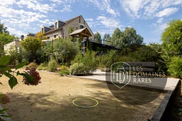 Terrain de pétanque et bâtiment