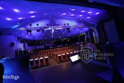 Salle de spectacle avec chaises alignées