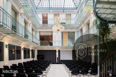 Salle plénière sous verrière avec écran