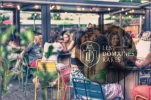 Terrasse extérieure animée avec clients