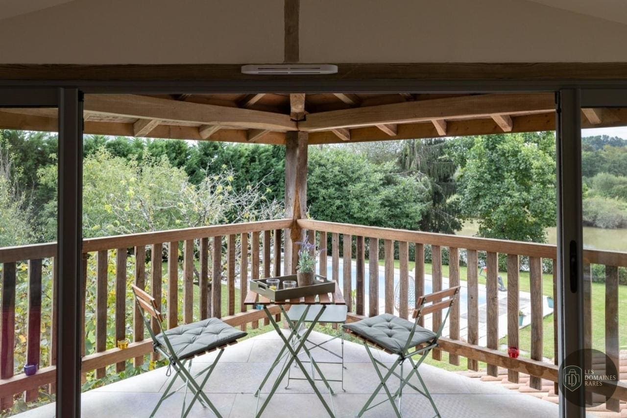 Vue extérieure de l'hôtel L'Aparté en Occitanie