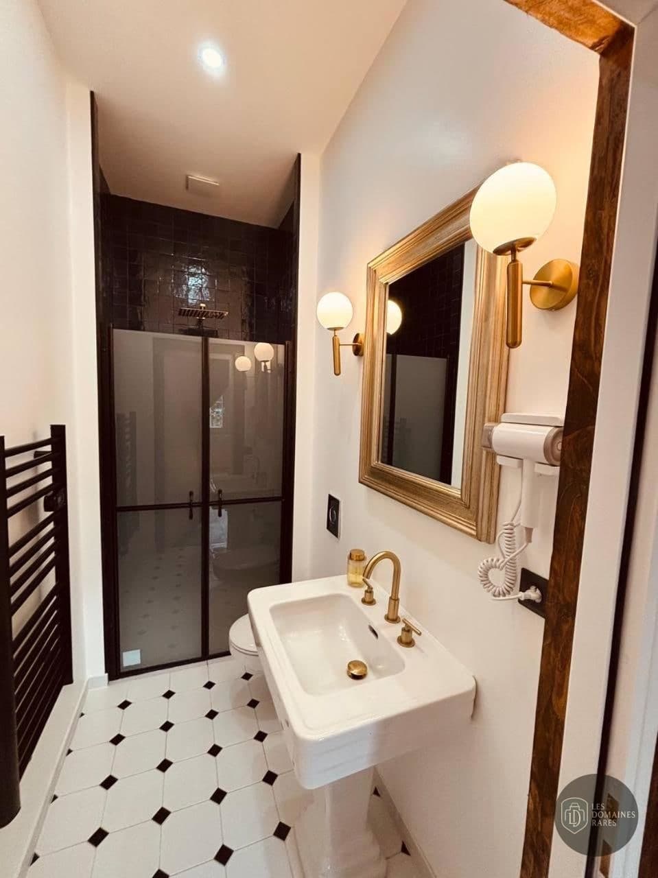 Salle de bain du salle de séminaire L'Appartement Reeve à Paris en Île-de-France