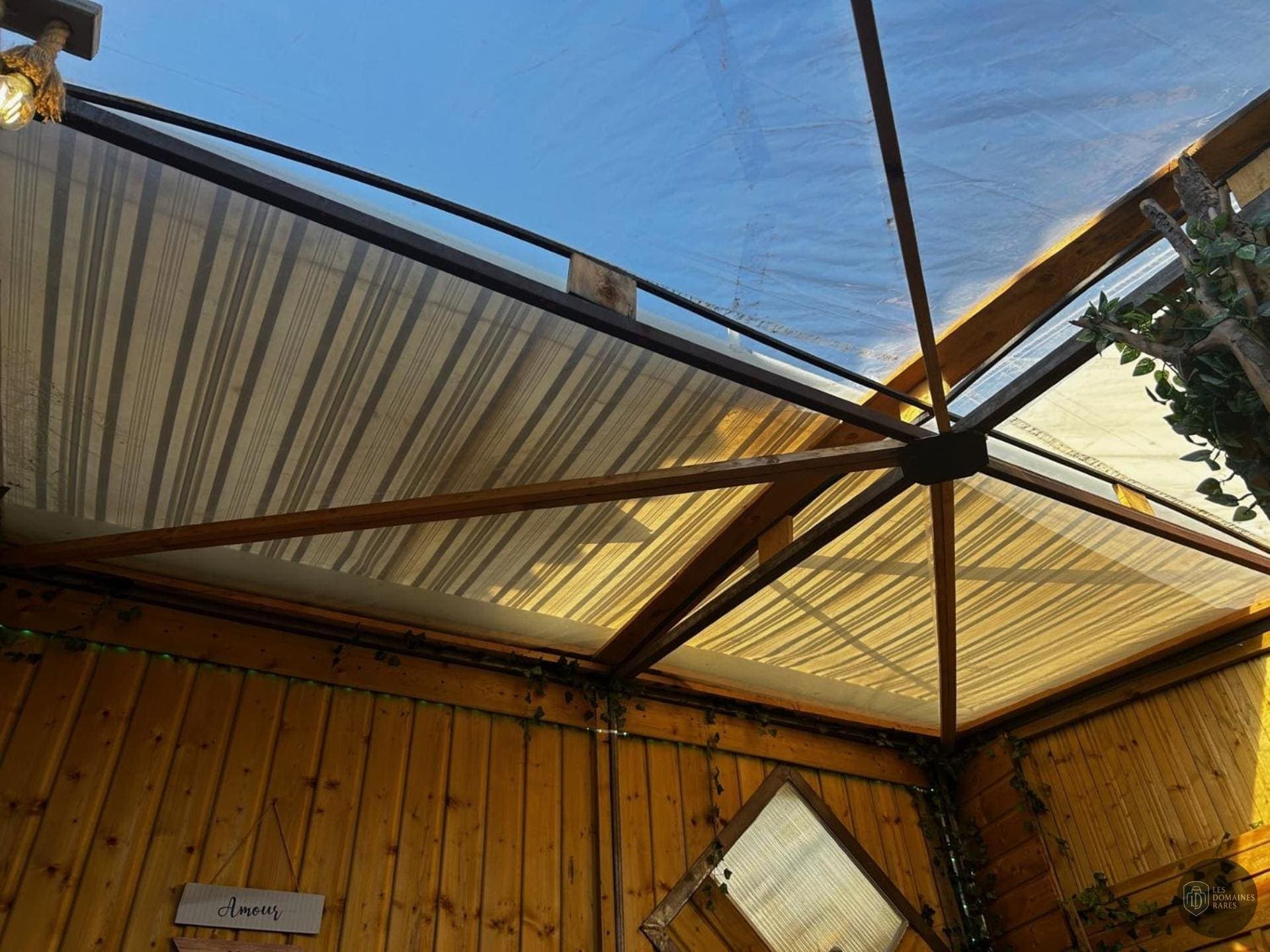 Vue extérieure de l'hôtel L'Aquarium à Vonnas en Auvergne-Rhône-Alpes