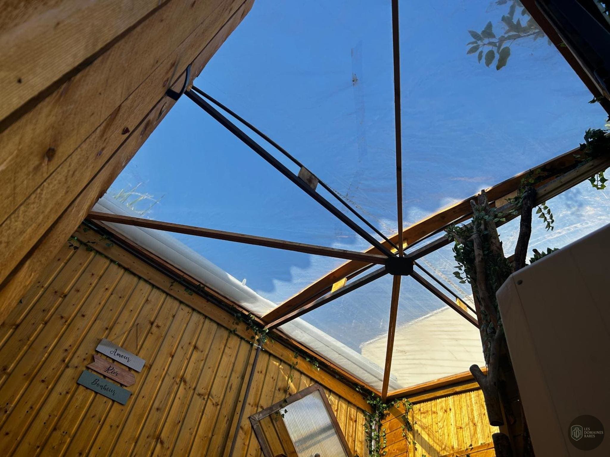Vue extérieure de l'hôtel L'Aquarium à Vonnas en Auvergne-Rhône-Alpes