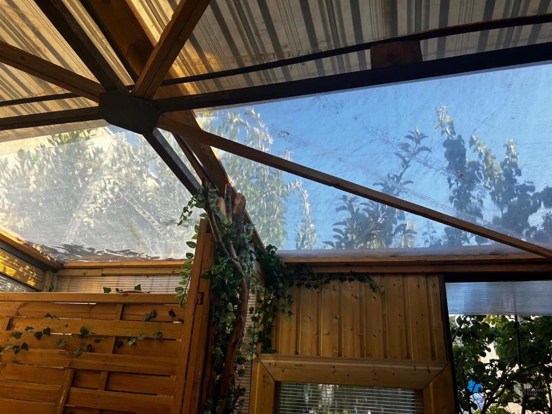 Vue extérieure de l'hôtel L'Aquarium à Vonnas en Auvergne-Rhône-Alpes