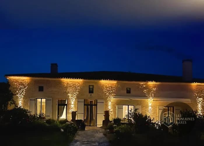 Façade de l'établissement illuminée de nuit