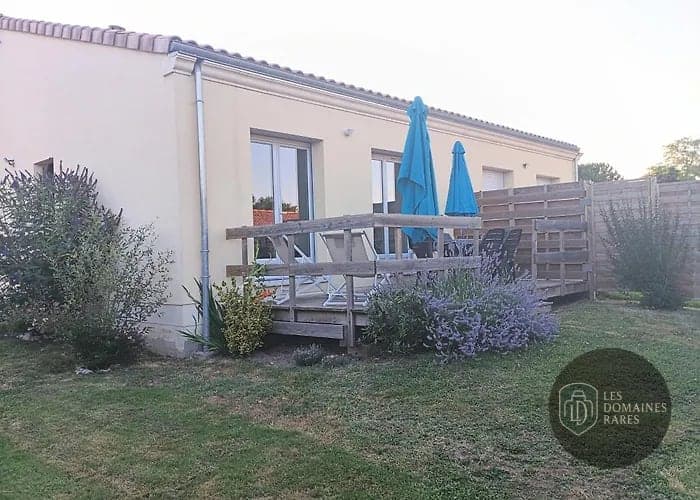 Terrasse avec salon de jardin