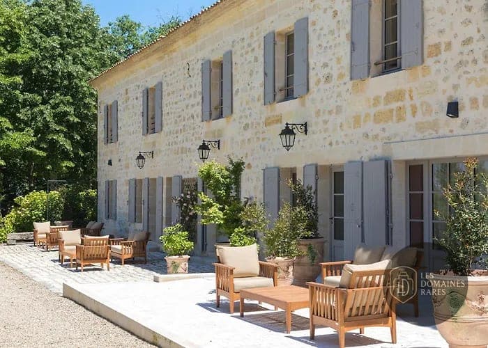 Terrasse extérieure avec mobilier de jardin