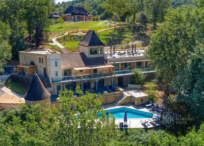 Vue aérienne de l'hôtel et piscine