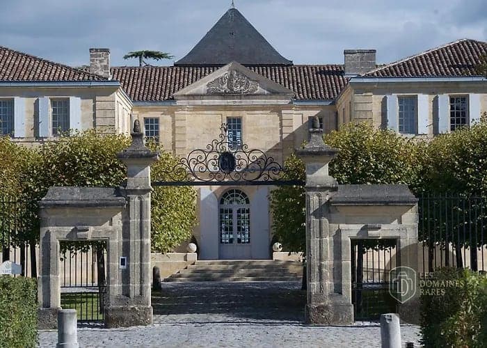 Entrée du château avec portail