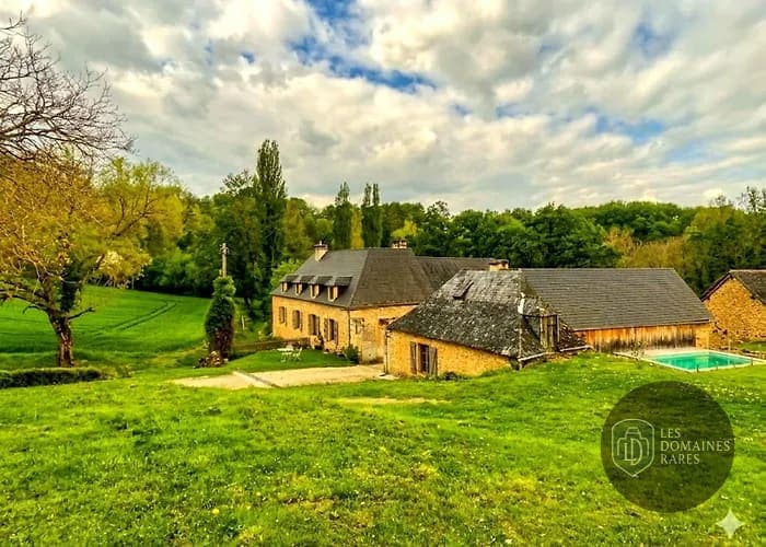 Vue extérieure du domaine et piscine