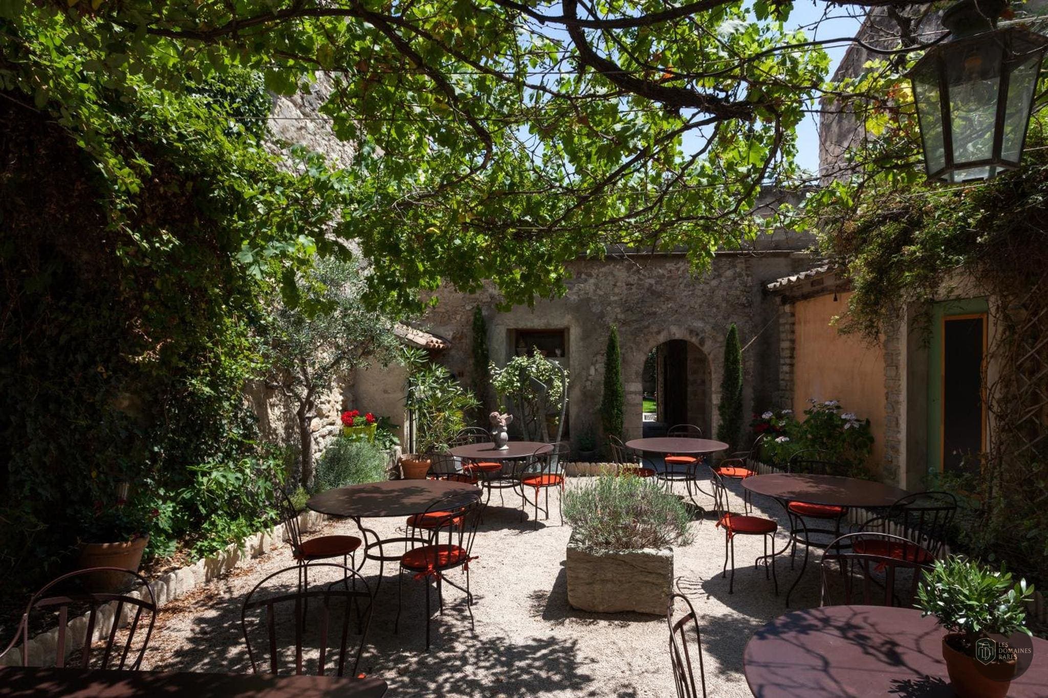 Vue extérieure de l'hôtel L'Atelier Hôtel en Occitanie