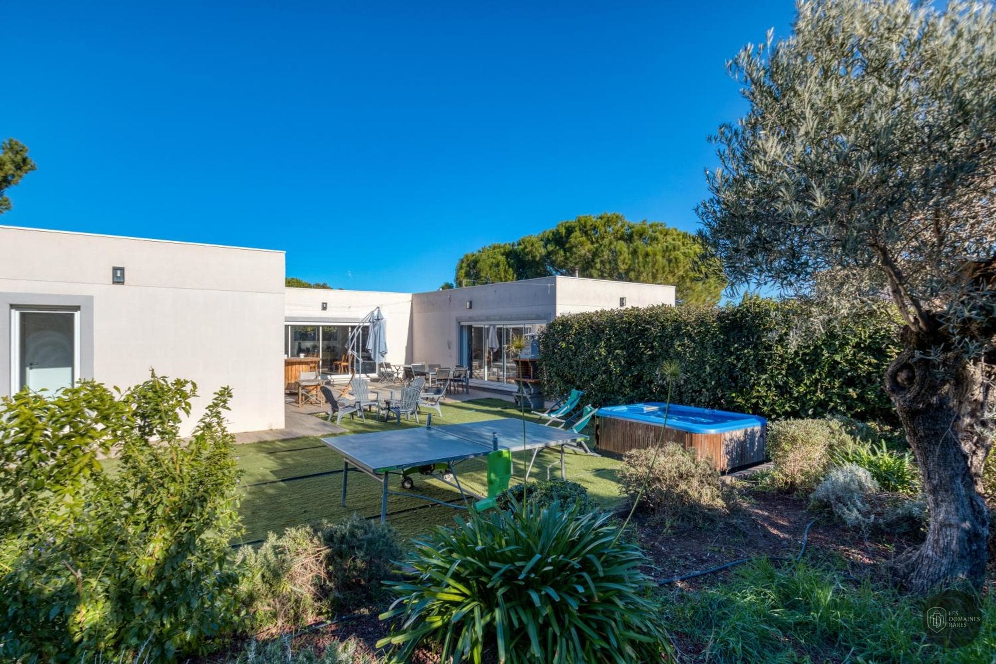 Vue extérieure du lieu L'Atrium à Cuers en Provence-Alpes-Côte d'Azur