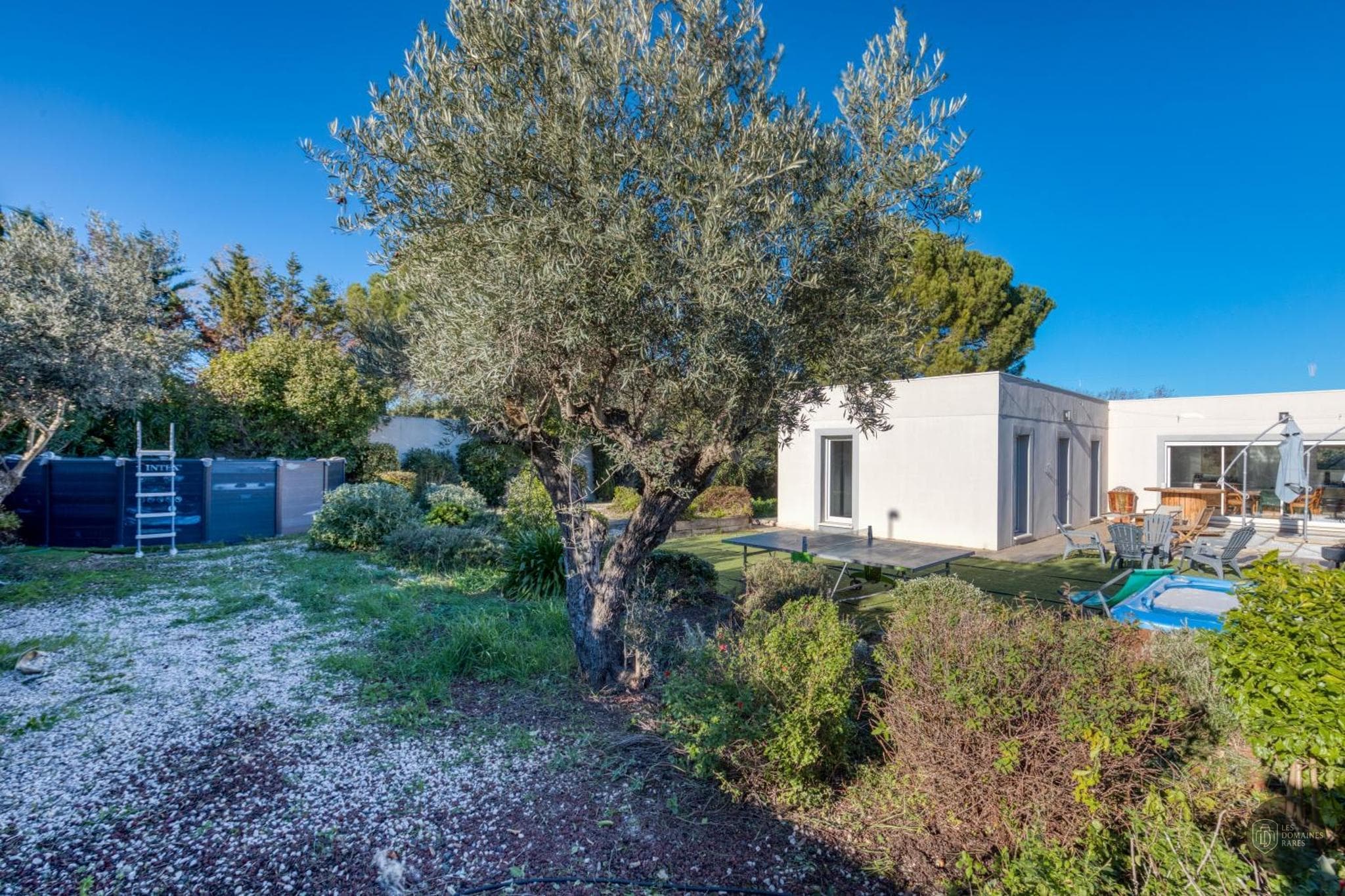 Vue extérieure du lieu L'Atrium à Cuers en Provence-Alpes-Côte d'Azur