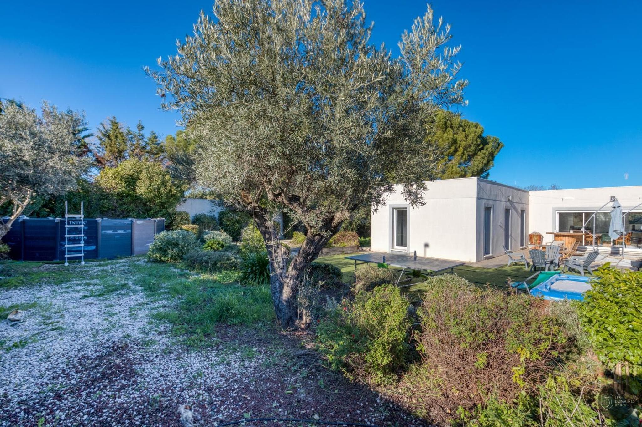 Vue extérieure du lieu L'Atrium à Cuers en Provence-Alpes-Côte d'Azur