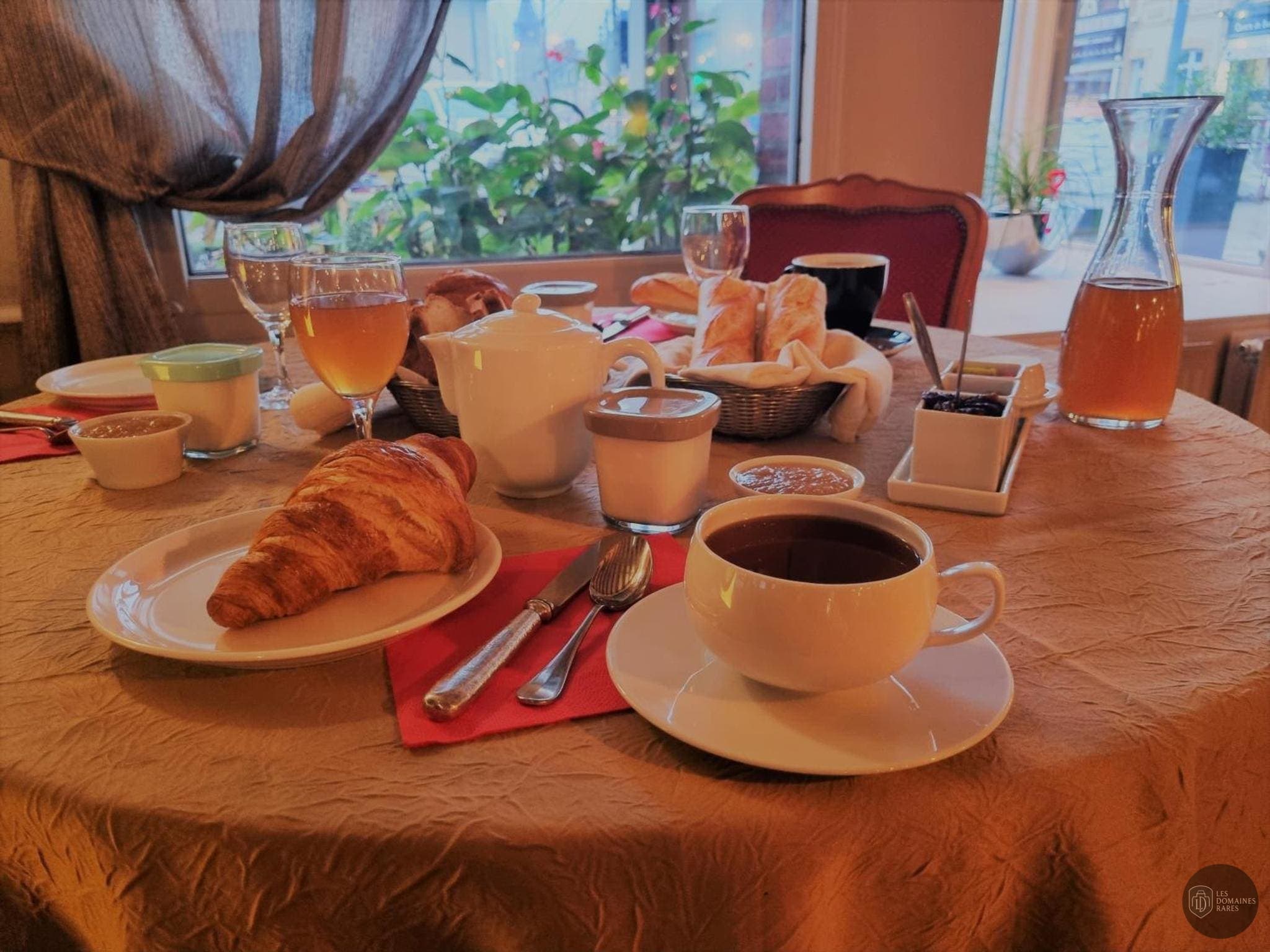 Vue extérieure de l'hôtel L'Auberge Club Cochon à Paris en Île-de-France