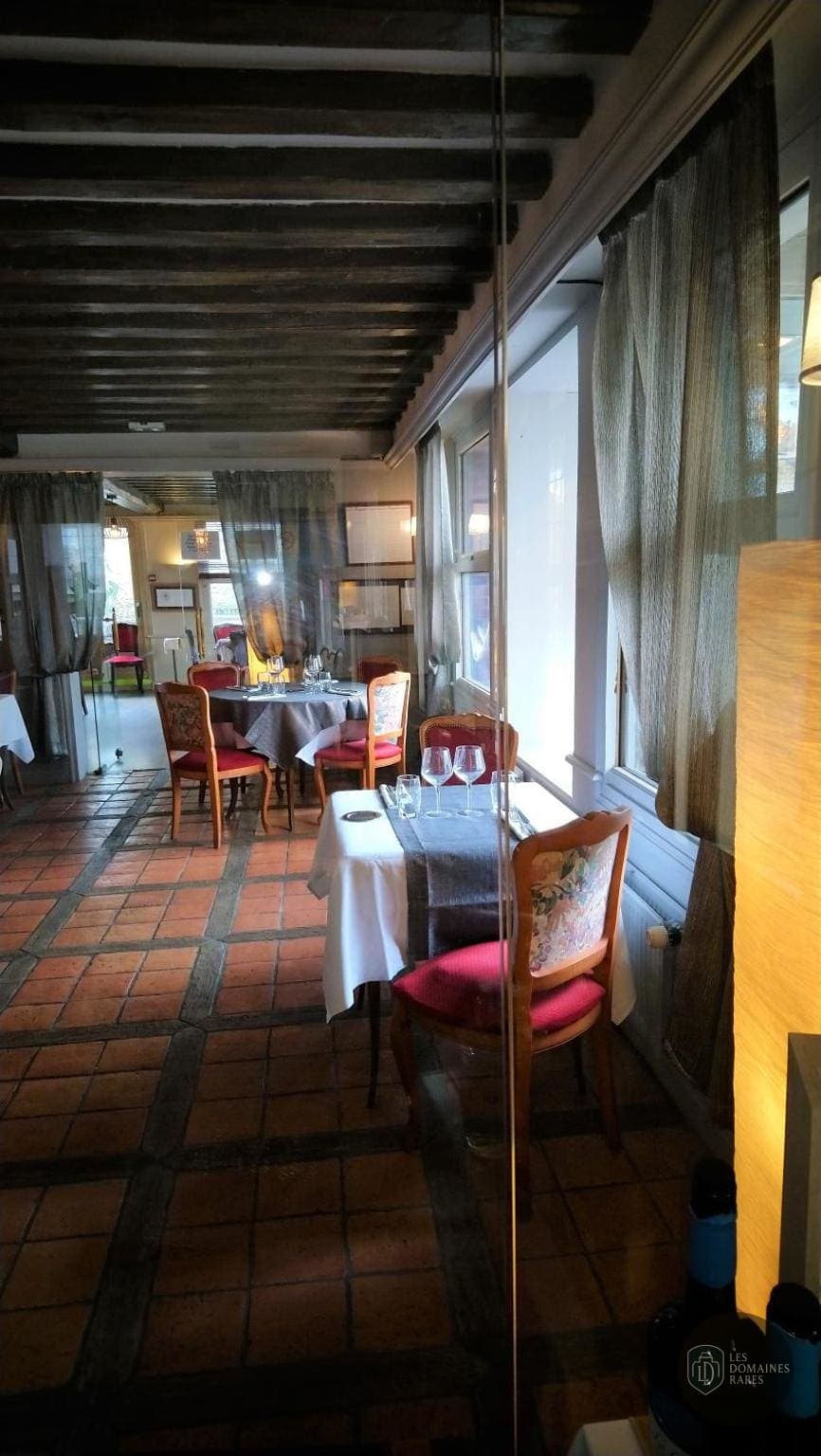 Espace intérieur de l'hôtel L'Auberge Club Cochon à Paris en Île-de-France