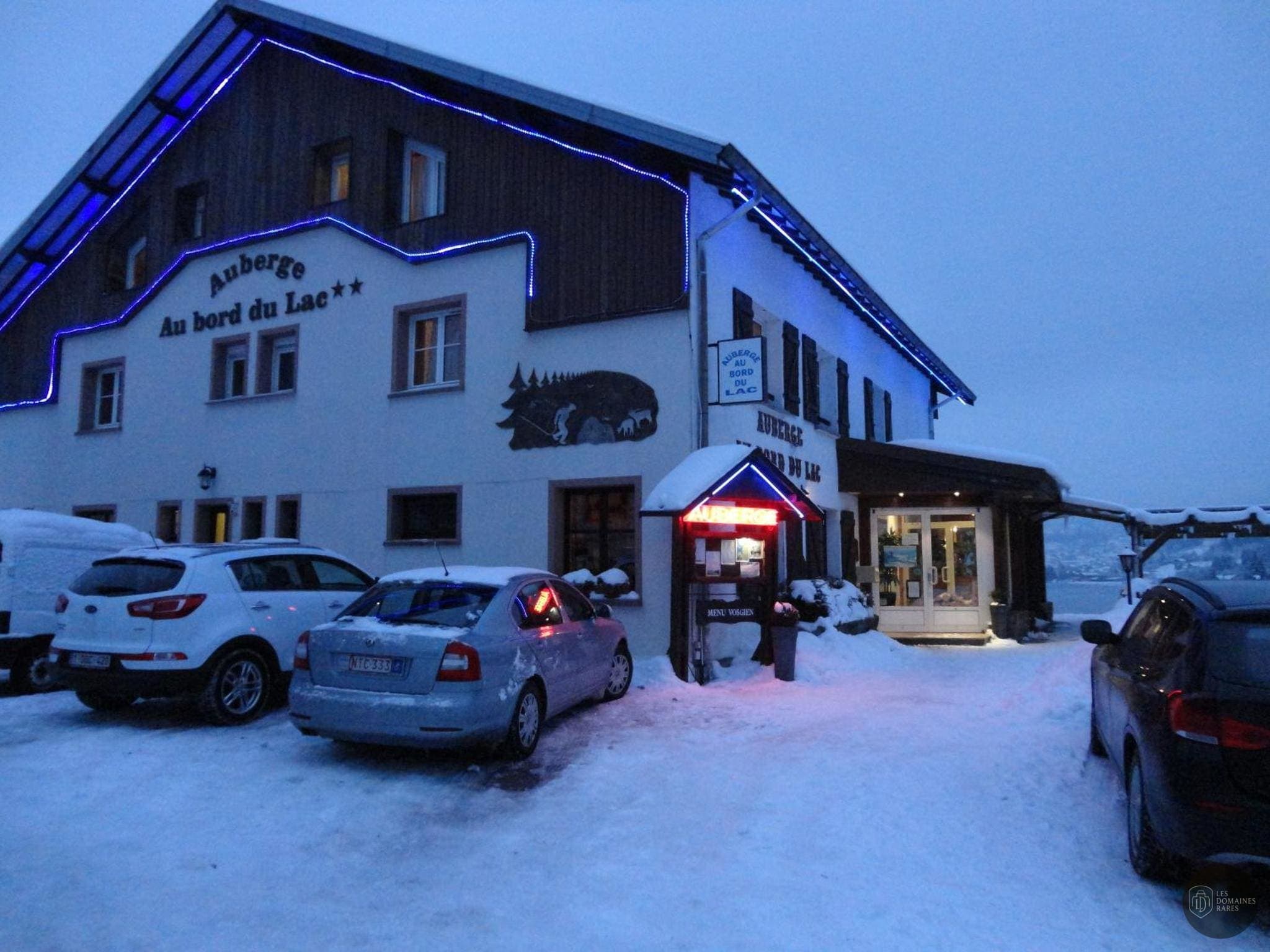 Vue extérieure de l'auberge L'Auberge du Lac en Grand Est