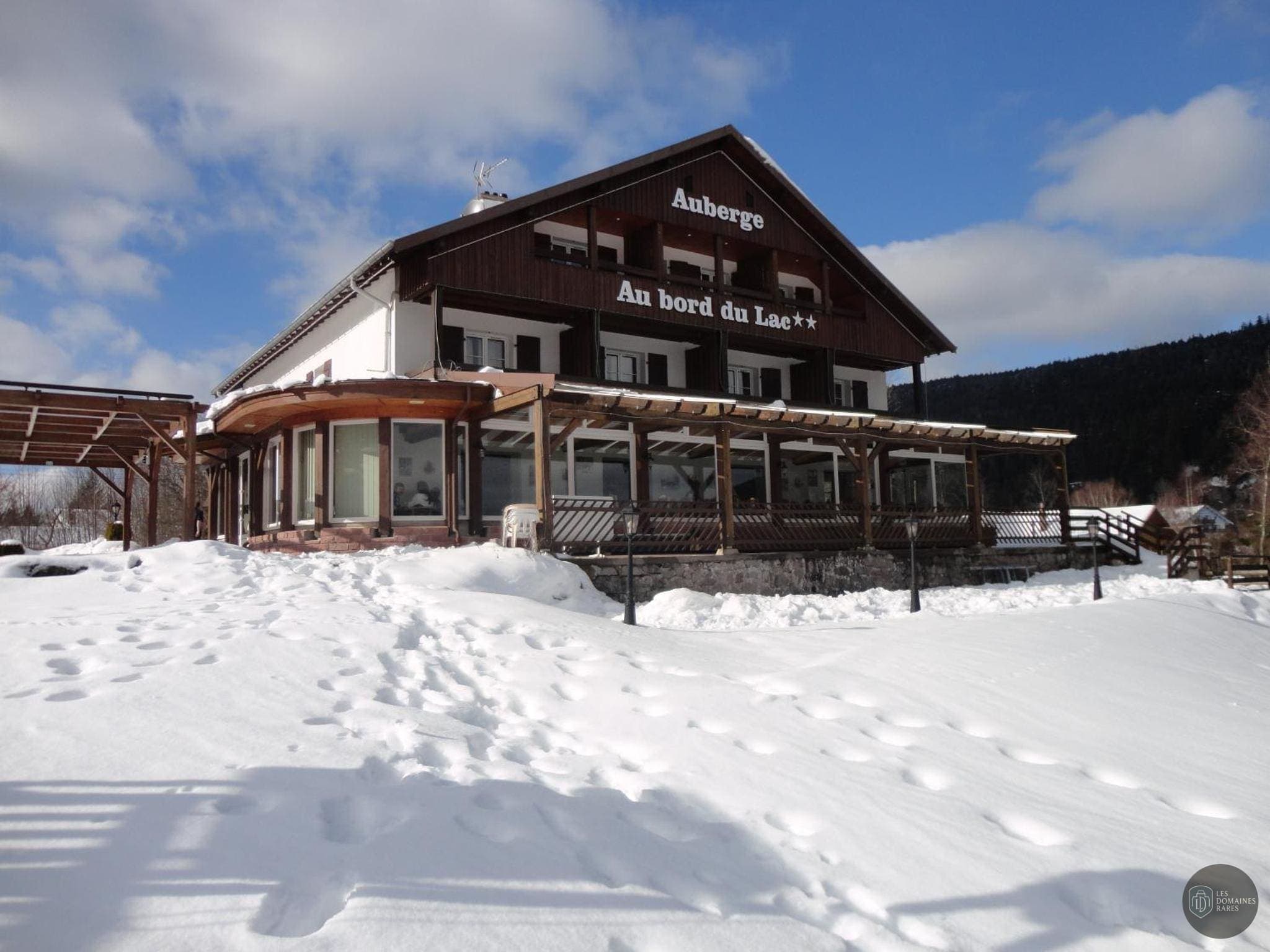 Vue extérieure de l'auberge L'Auberge du Lac en Grand Est