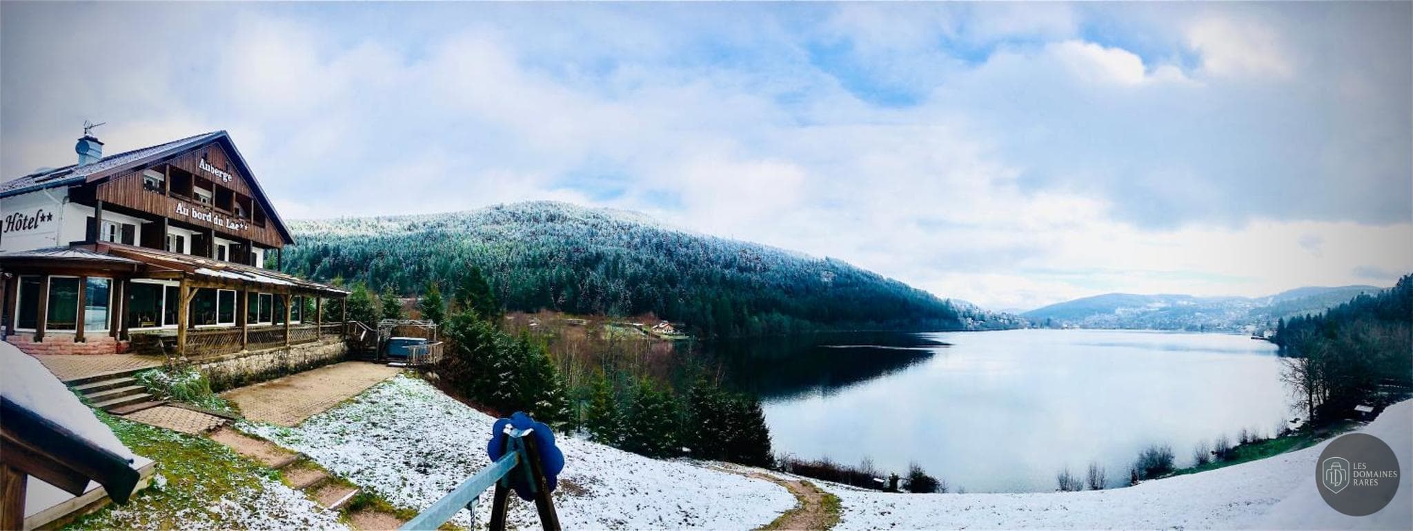 Vue extérieure de l'auberge L'Auberge du Lac en Grand Est