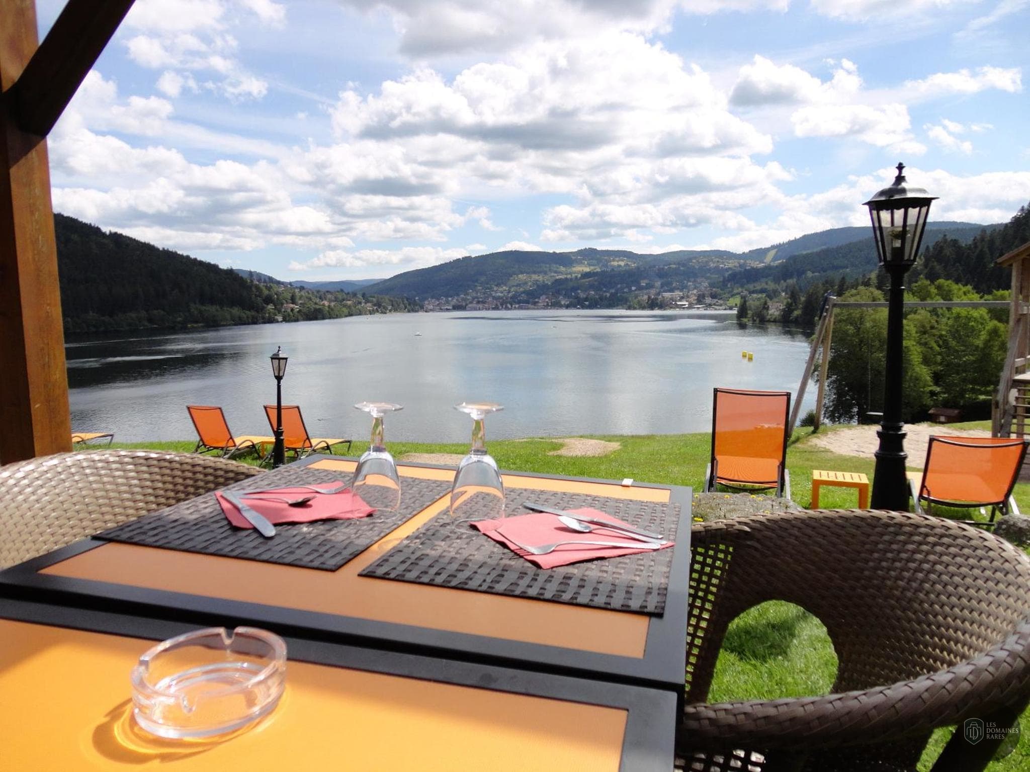 Vue extérieure de l'auberge L'Auberge du Lac en Grand Est
