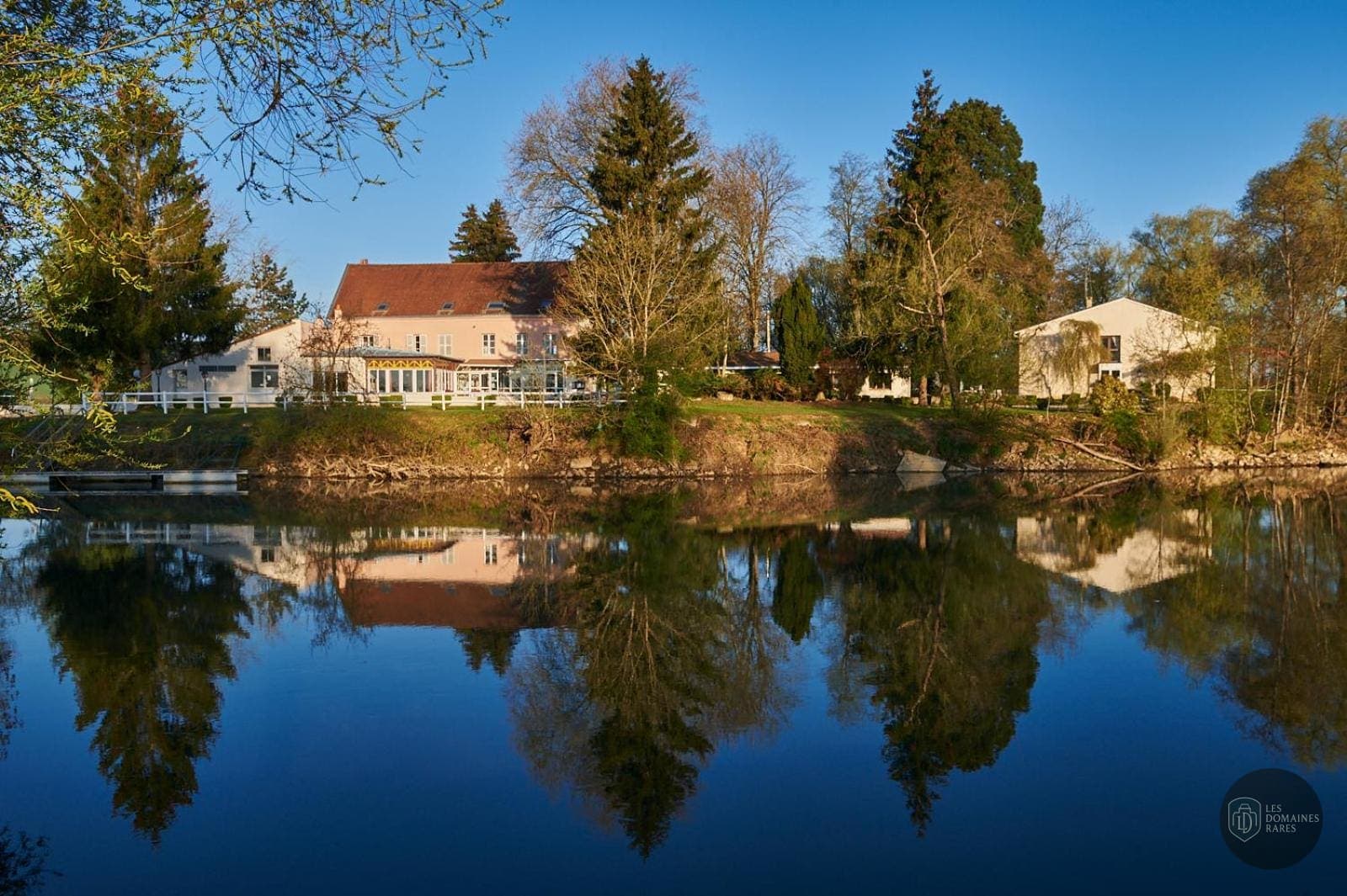 Vue extérieure de l'auberge L'Auberge du Port en Grand Est