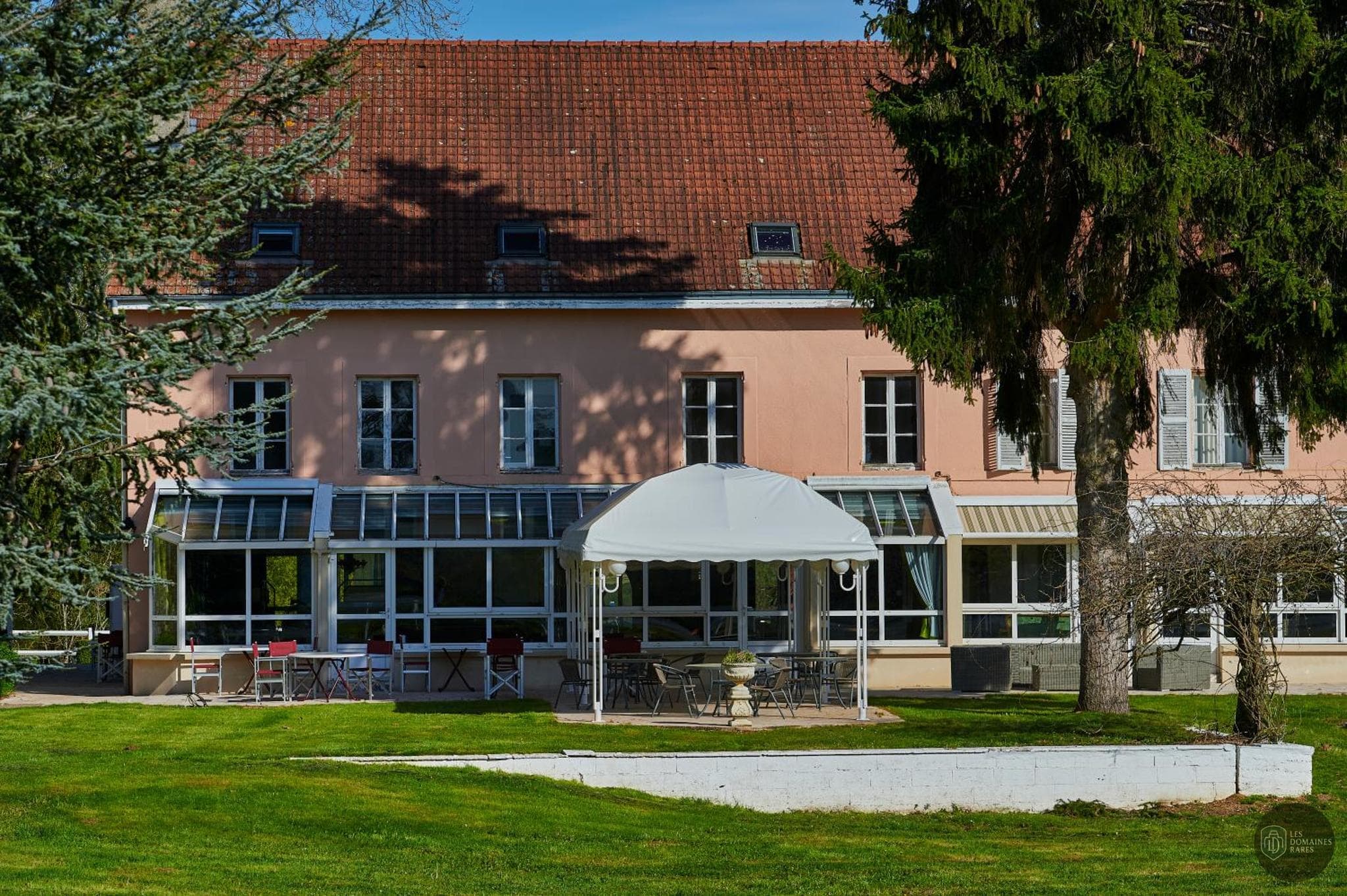 Vue extérieure de l'auberge L'Auberge du Port en Grand Est