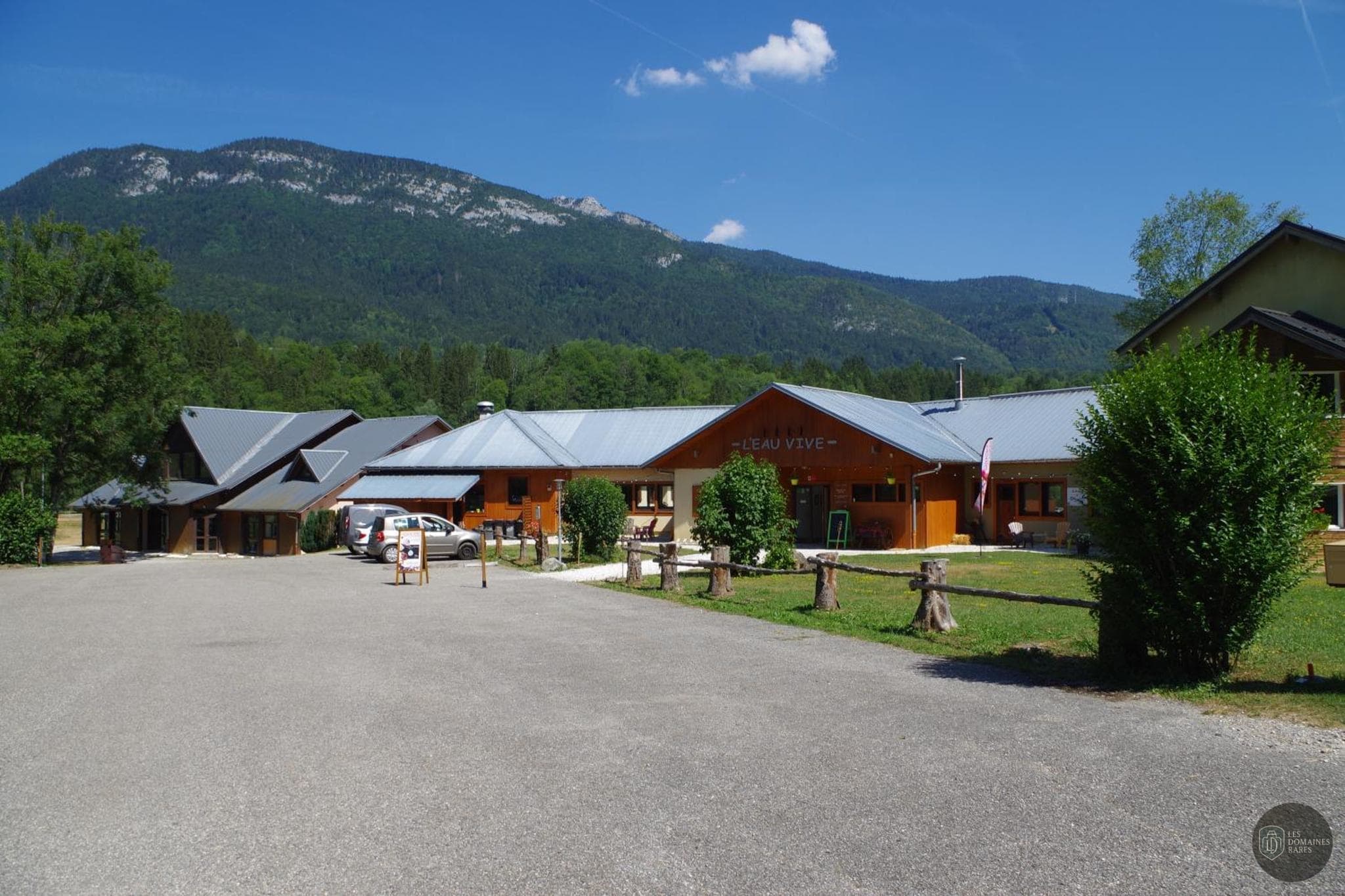 Vue extérieure de l'hôtel L'Eau Vive en Auvergne-Rhône-Alpes