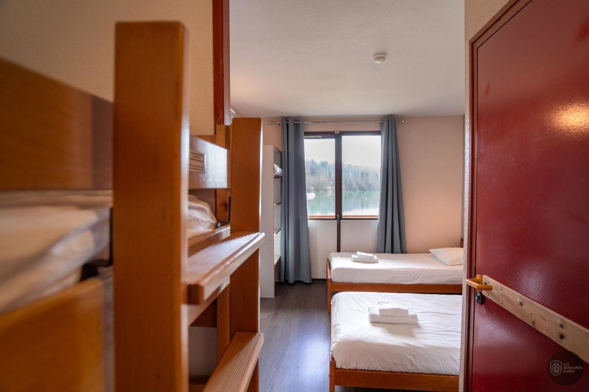 Vue extérieure de l'hôtel L'Eau Vive en Auvergne-Rhône-Alpes