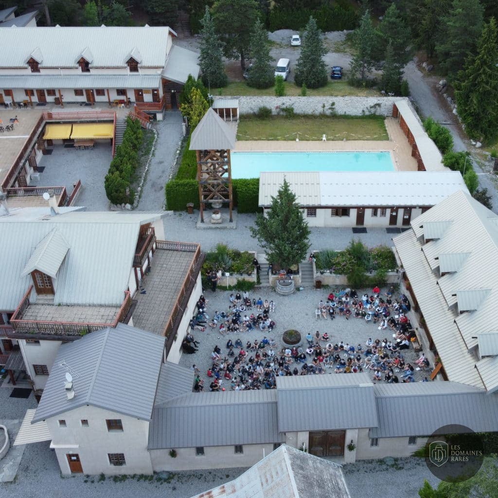 Vue extérieure de l'hôtel L'Eau Vive en Auvergne-Rhône-Alpes