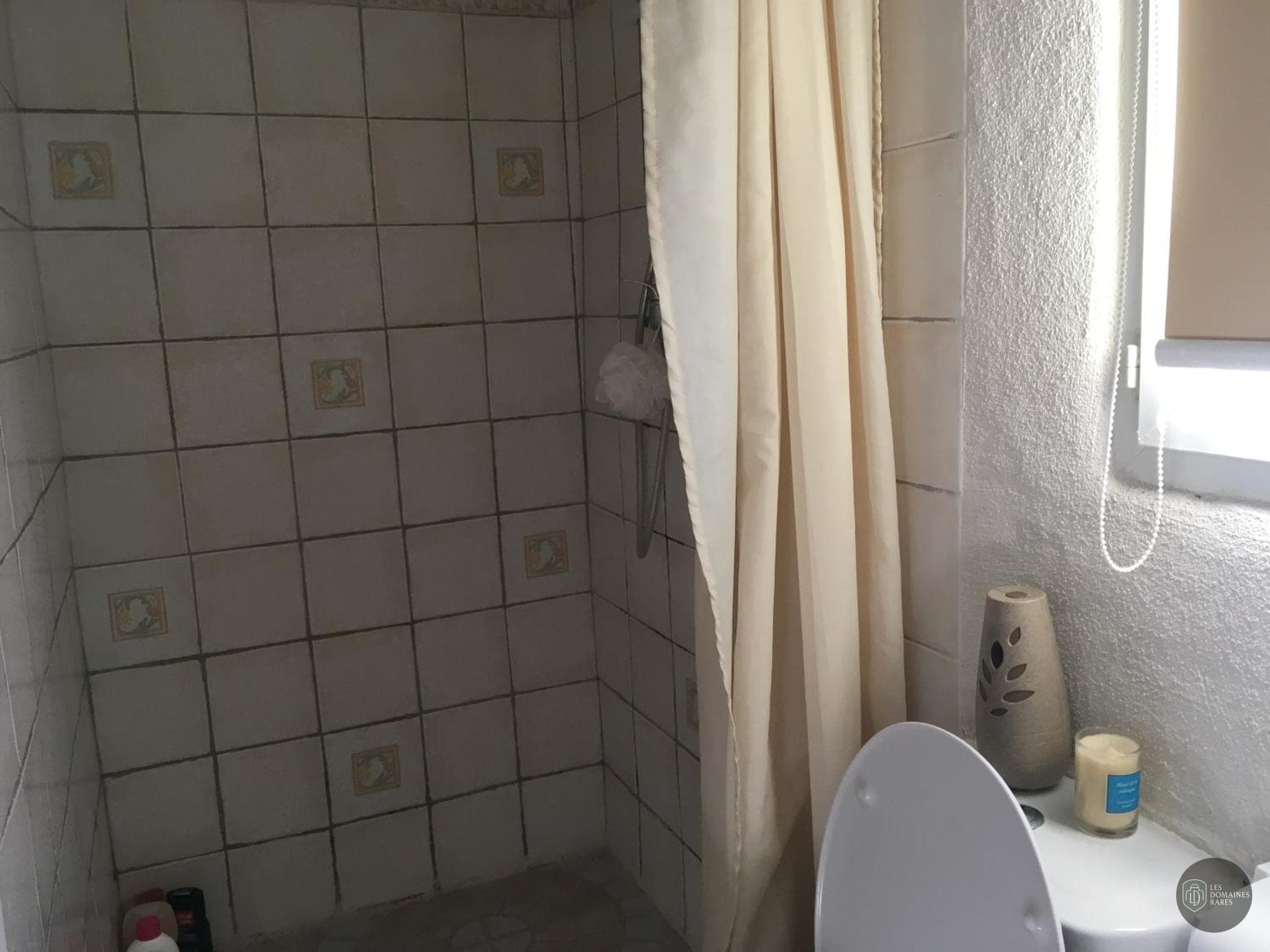 Salle de bain de l'hôtel L'Eden à Paris en Île-de-France