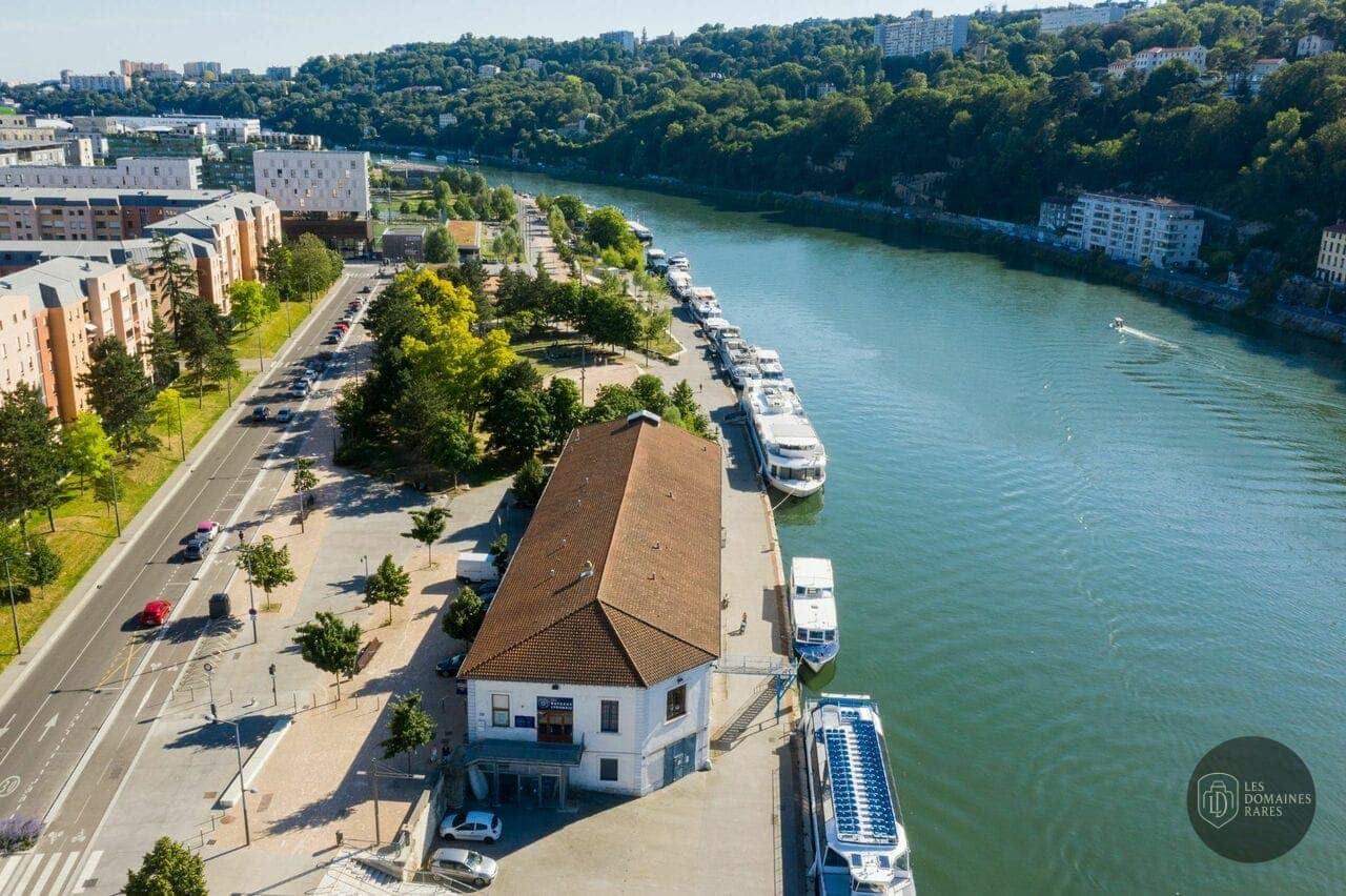 Vue extérieure du lieu L'Embarcadere à Lyon en Auvergne-Rhône-Alpes