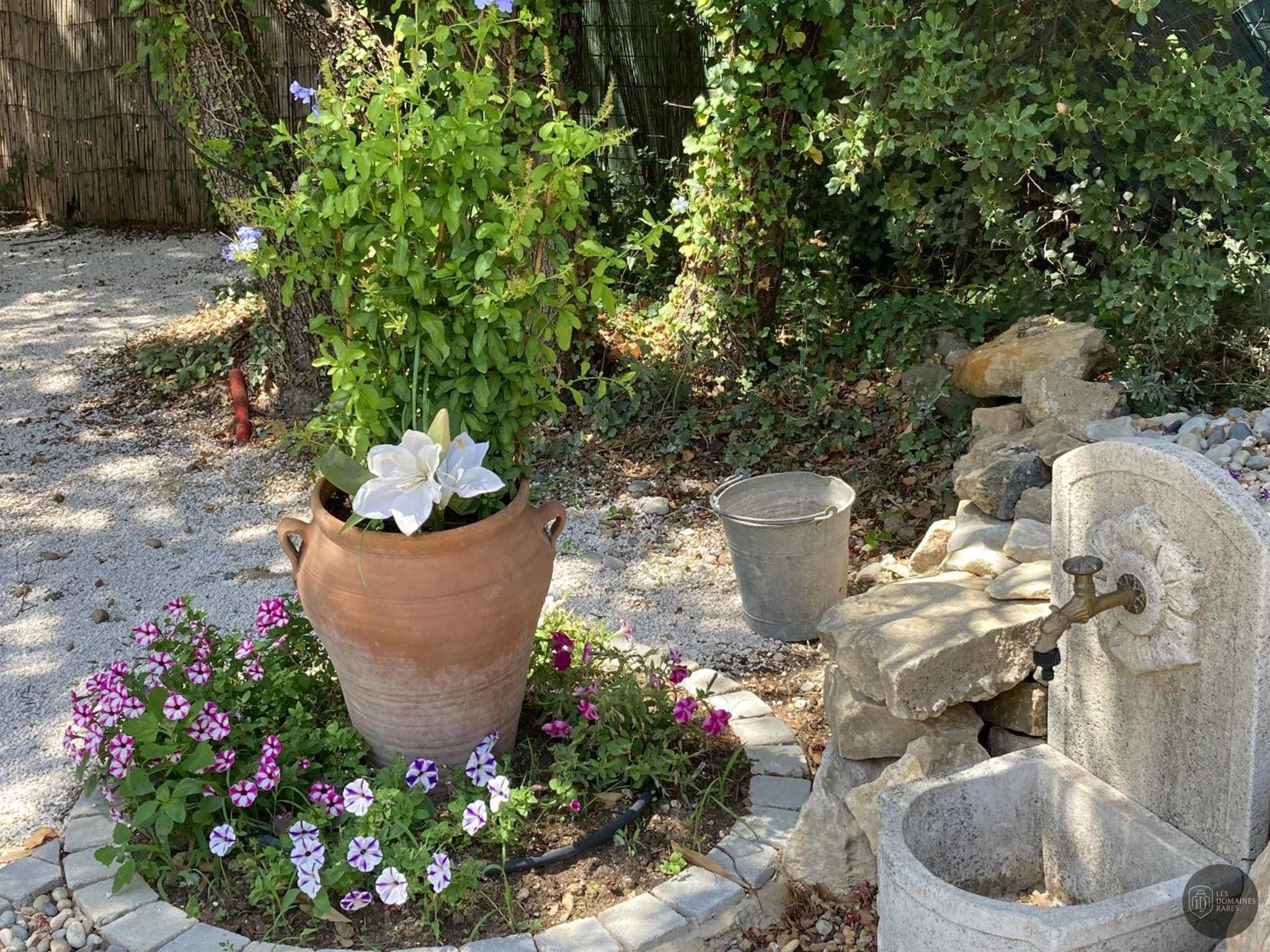 L'Enclos — Extérieur